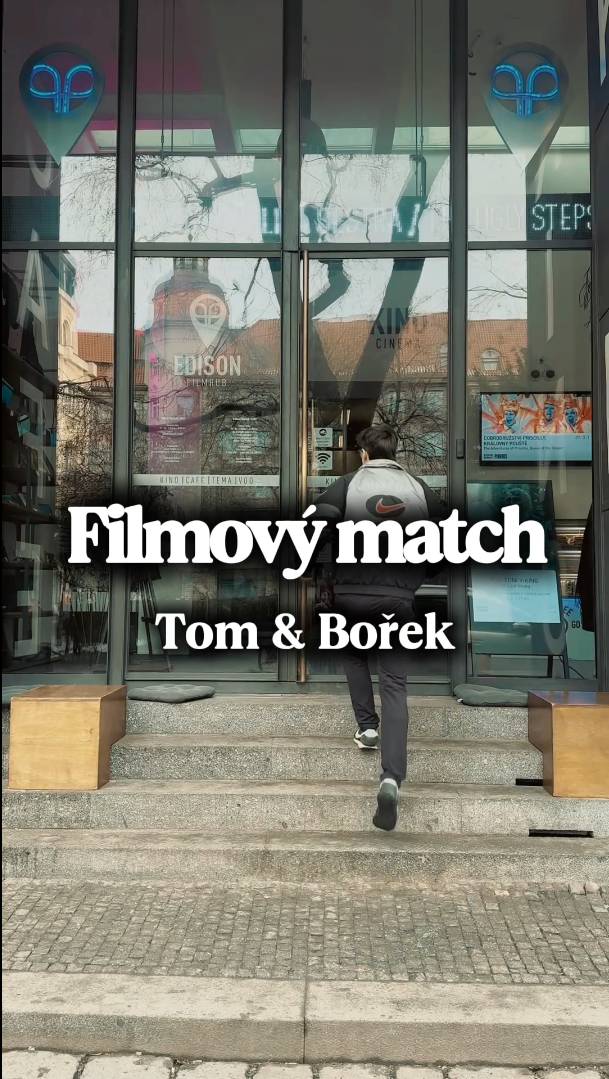 Bořek vstupuje do kina. Nápis: Filmový match - Tomáš a Bořek